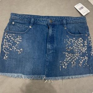 Bedazzling mini denim skirt